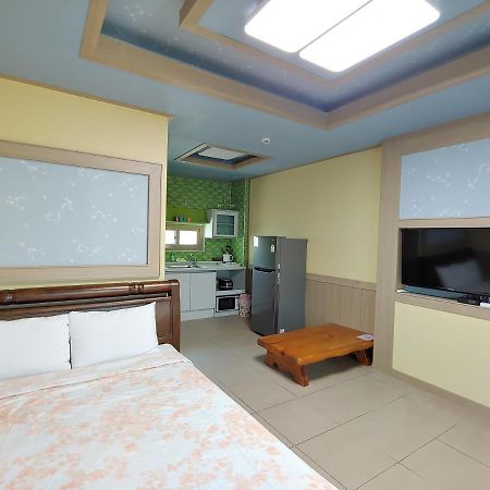 Gyulhouse Pension Сеогвипо Екстериор снимка