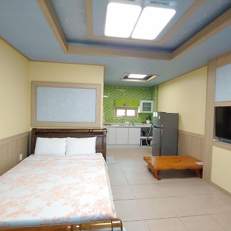 Gyulhouse Pension Сеогвипо Екстериор снимка