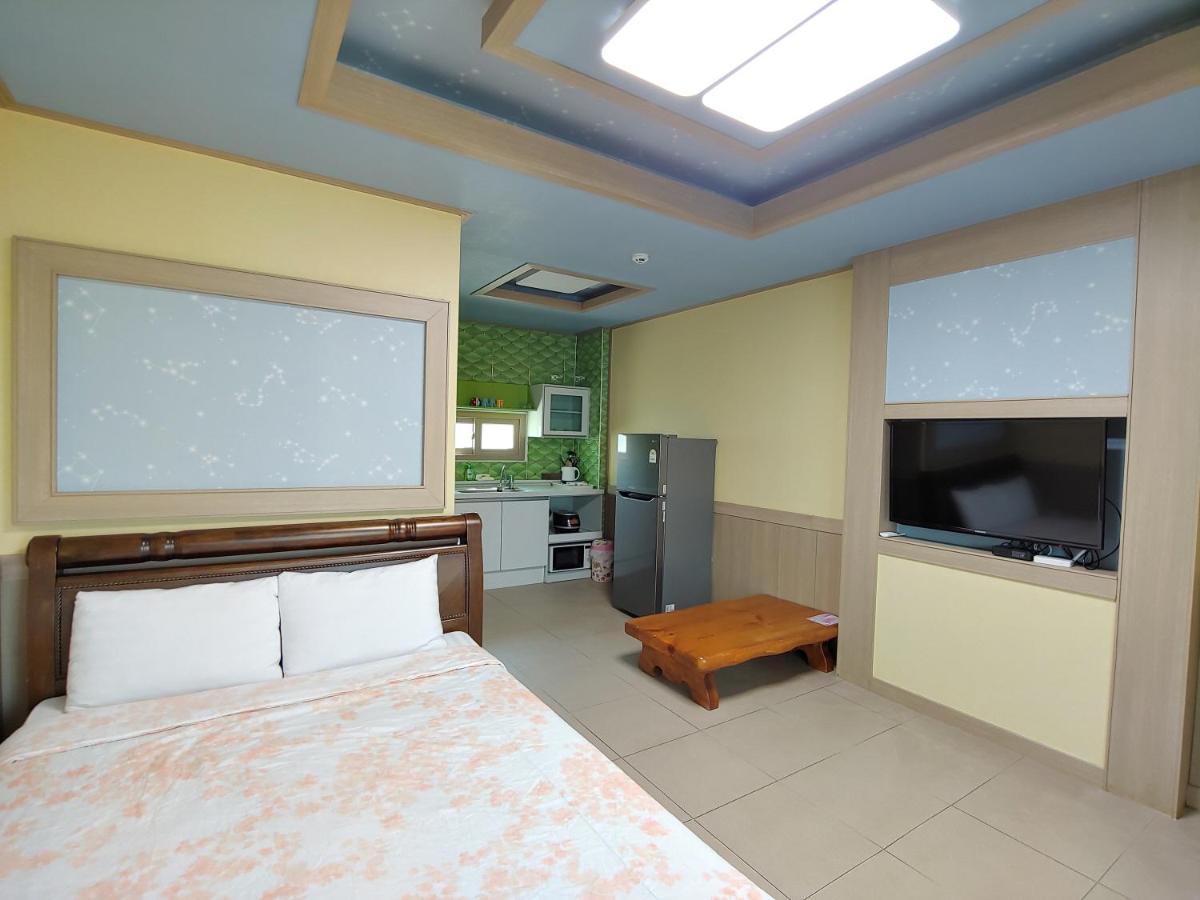 Gyulhouse Pension Сеогвипо Екстериор снимка