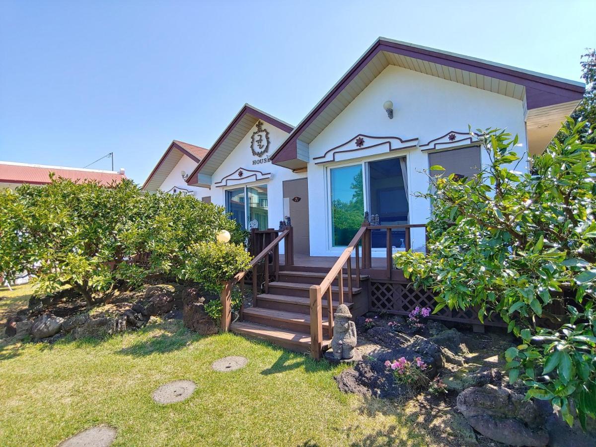 Gyulhouse Pension Сеогвипо Екстериор снимка