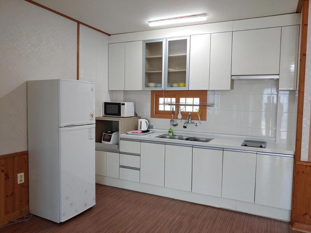 Gyulhouse Pension Сеогвипо Екстериор снимка