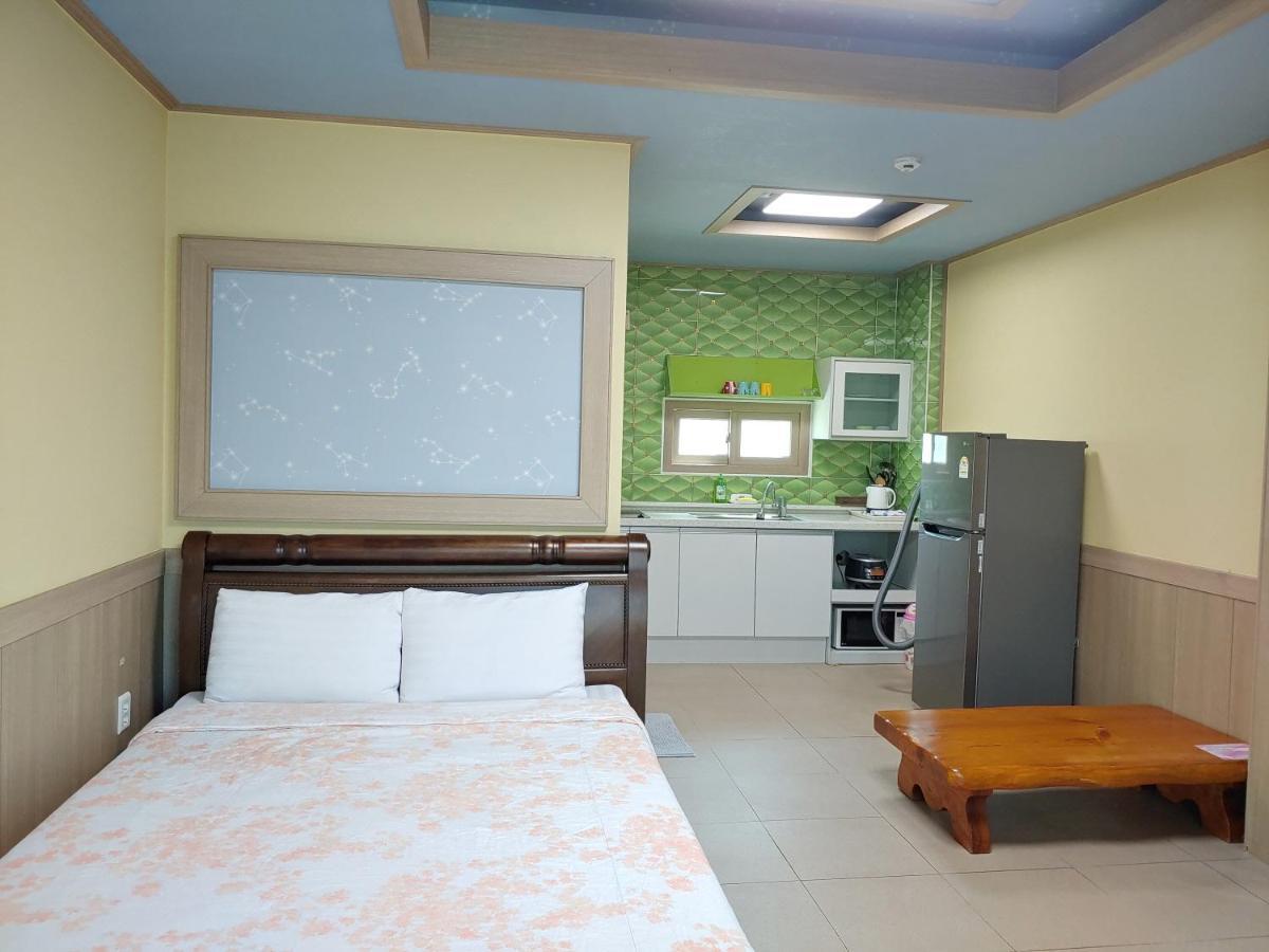 Gyulhouse Pension Сеогвипо Екстериор снимка