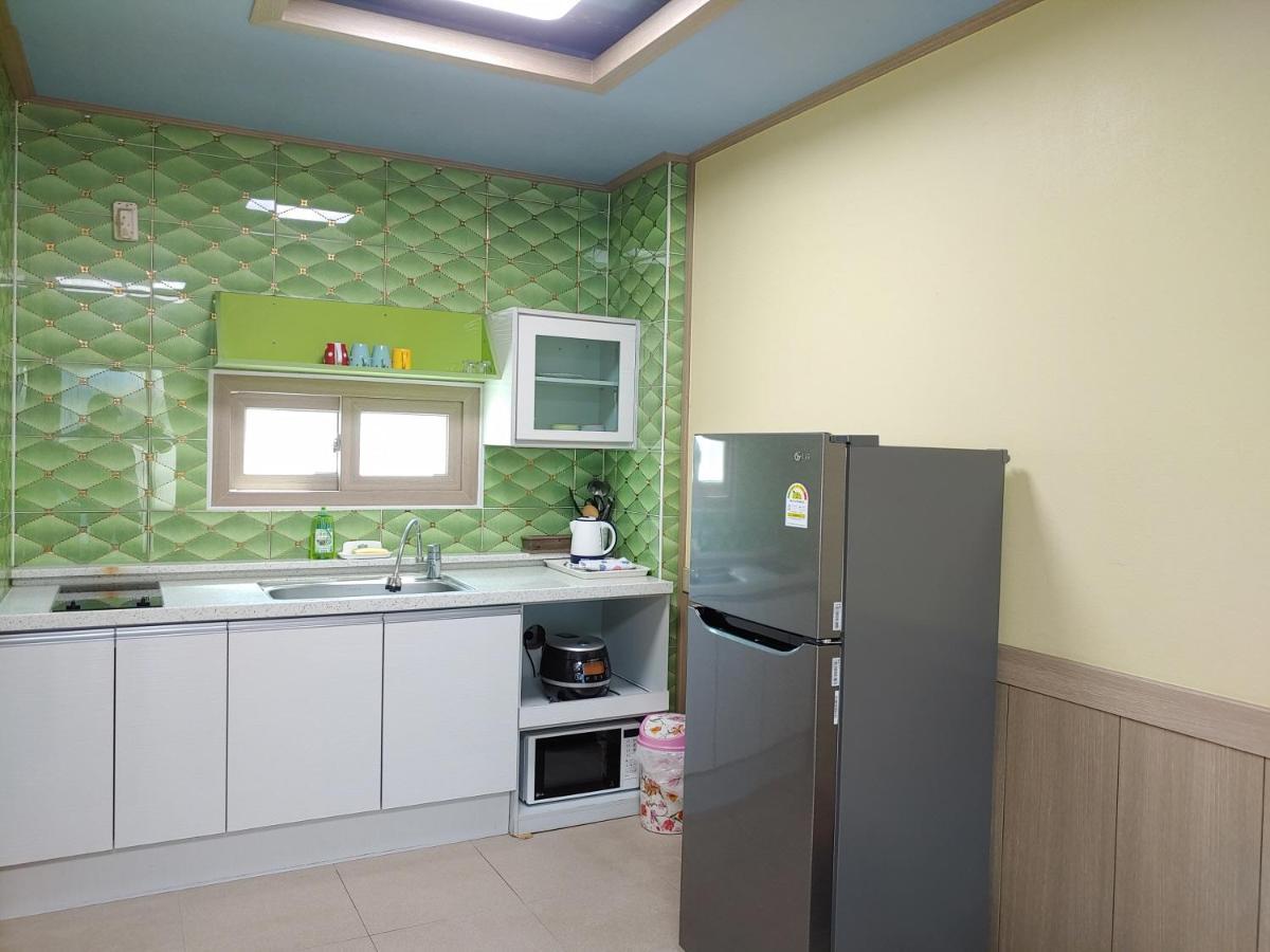 Gyulhouse Pension Сеогвипо Екстериор снимка
