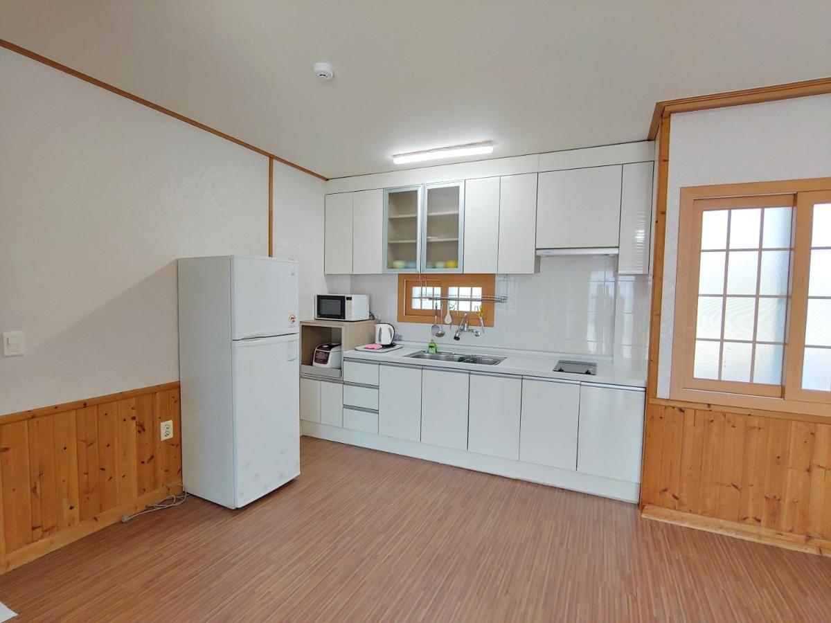 Gyulhouse Pension Сеогвипо Екстериор снимка