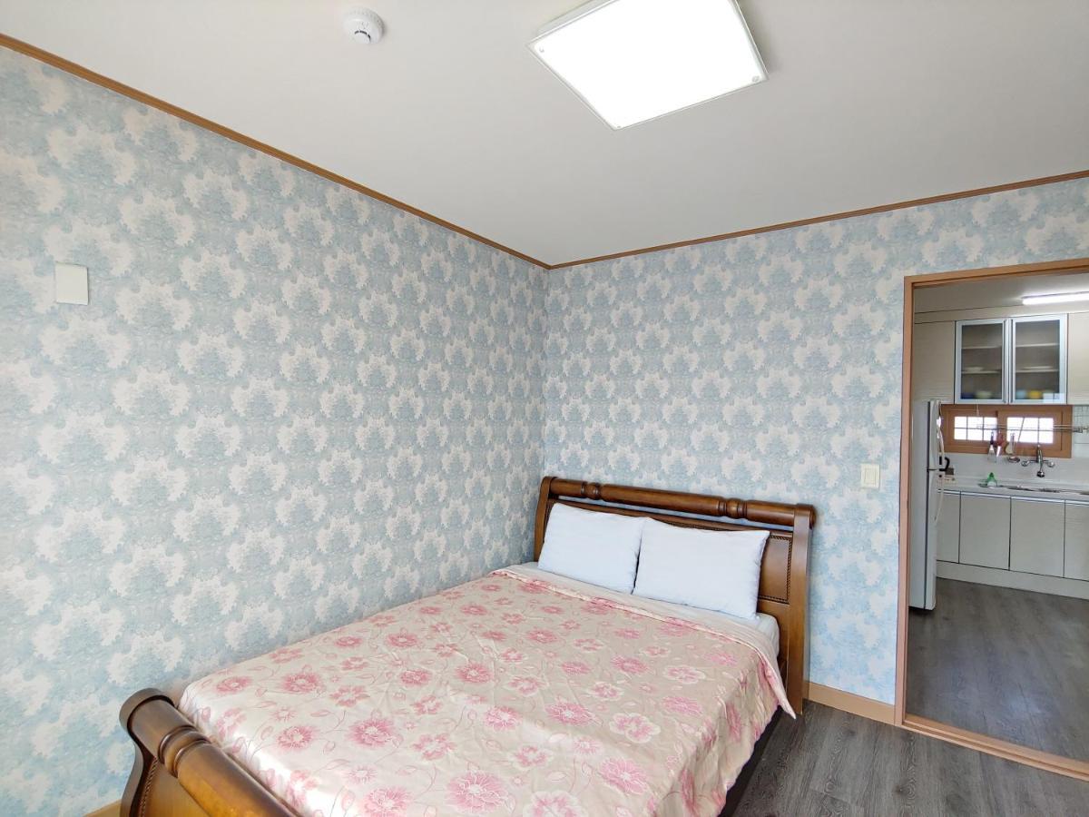 Gyulhouse Pension Сеогвипо Екстериор снимка